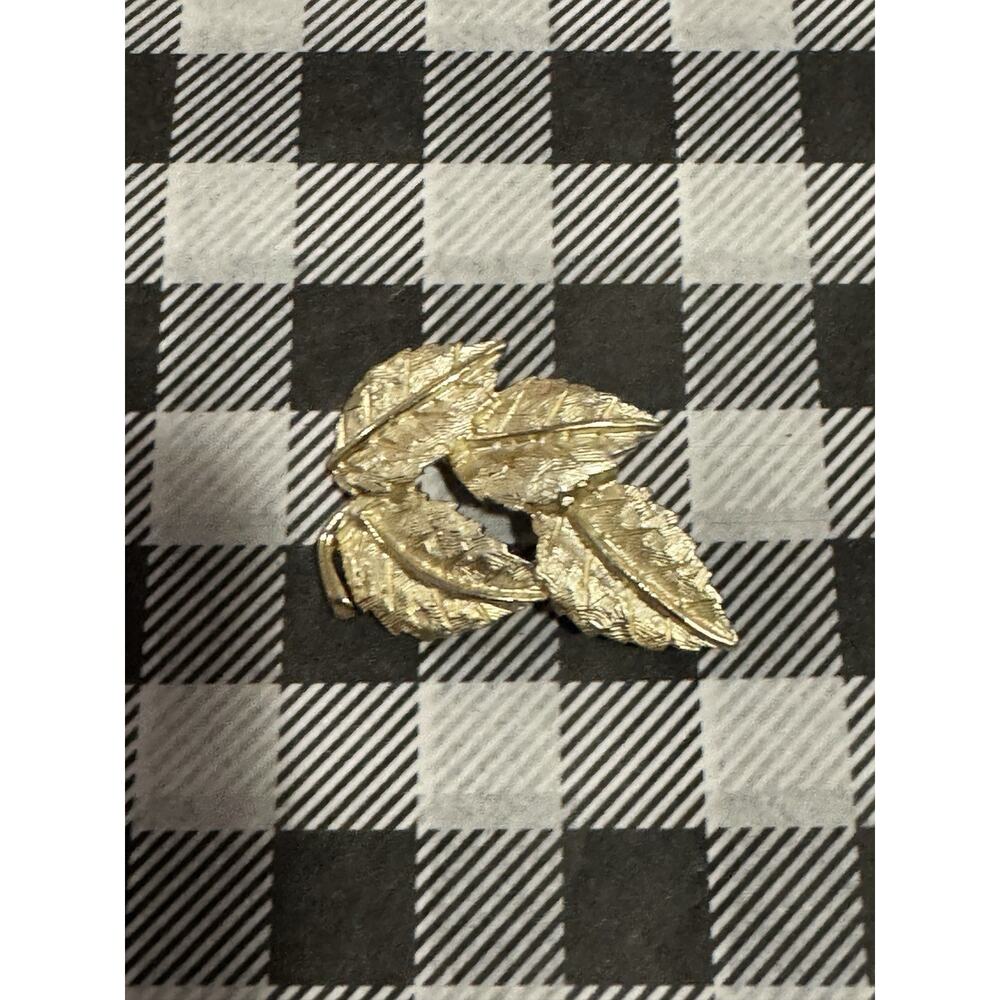 Vintage Textured Gold Tone Leafed Brooch